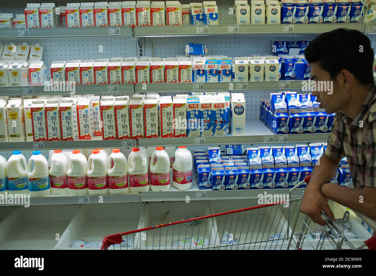 I prodotti lattiero-caseari in un supermercato Carrefour a Pechino in Cina. 2013 Foto Stock