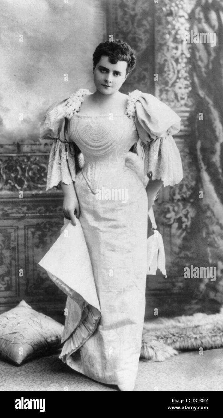 Pauline Hall, 1860-1919, attrice, cantante; piena lunghezza., in piedi, rivolto verso la parte anteriore, circa 1895 Foto Stock