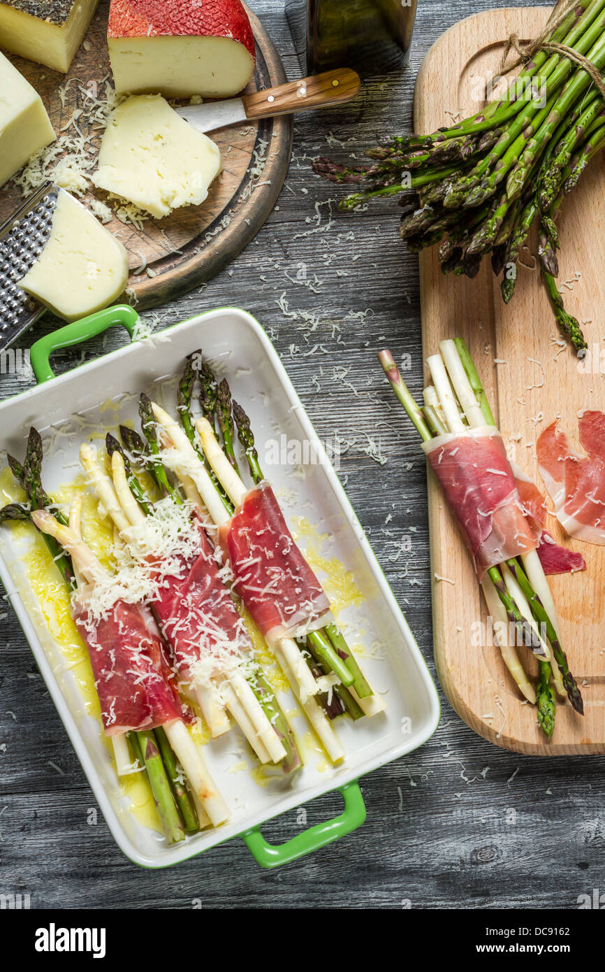 I preparativi per la casseruola con asparagi e formaggio Foto Stock