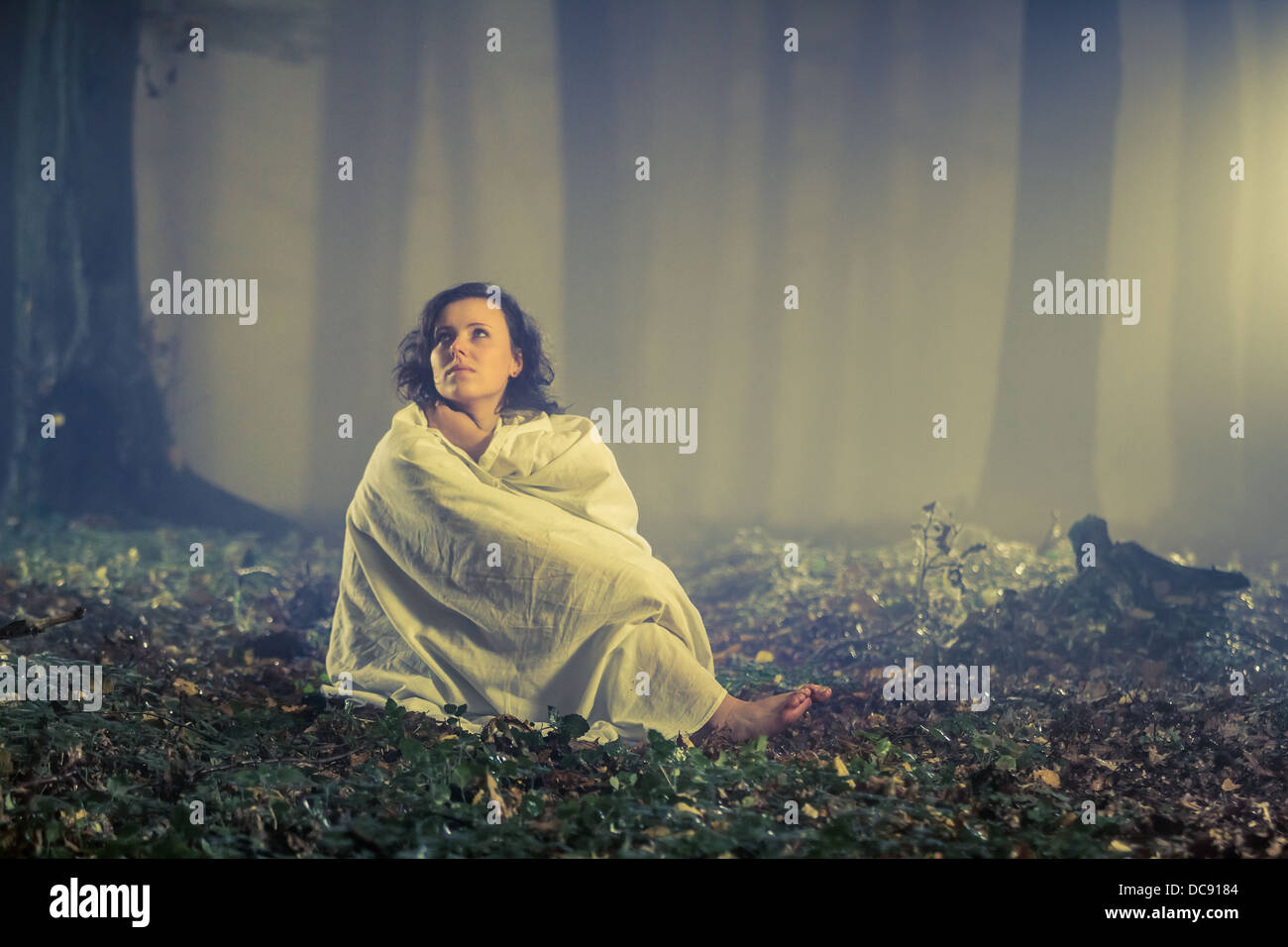 La donna nel buio e nebbioso vecchia foresta Foto Stock