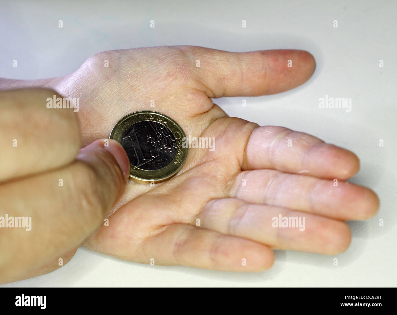 Mano del Padre dalla punta di un euro per il suo bambino Foto Stock