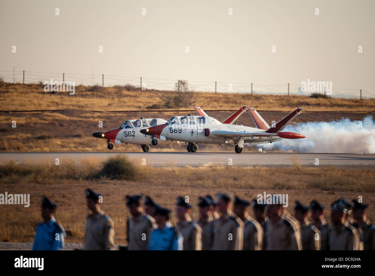 Hazerim AFB, Israele. Forza Aerea israeliana (IAF) Aerobatic team decolla. Volo di cadetti stand in parata in primo piano. Foto Stock
