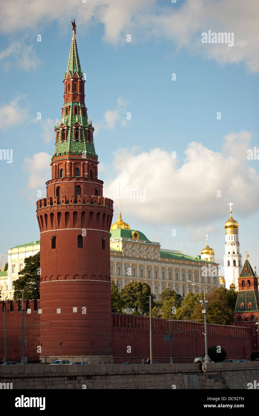 Vista panoramica del Cremlino dal fiume di Mosca Russia Foto Stock