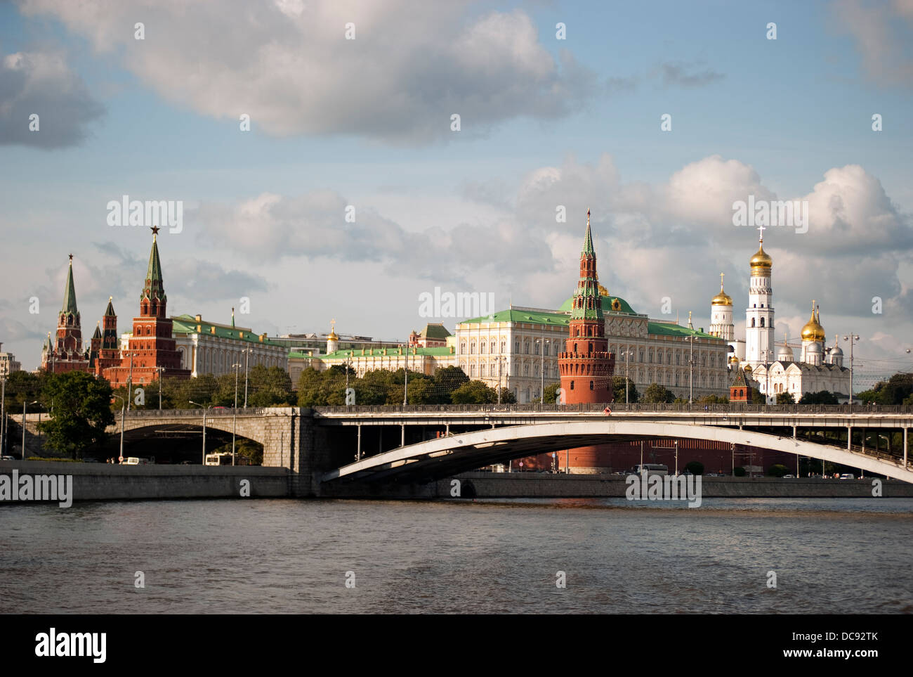 Vista panoramica del Cremlino dal fiume di Mosca Russia Foto Stock