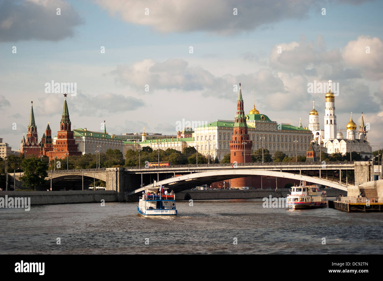 Vista panoramica del Cremlino dal fiume di Mosca Russia Foto Stock