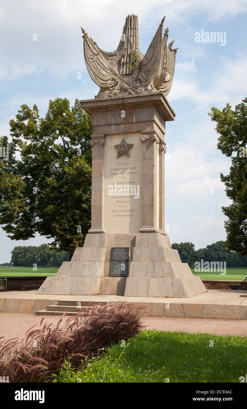 Un monumento alla riunione di Alleati, Sovietici e delle forze americane in 1945, Torgau, Bassa Sassonia, Germania Foto Stock