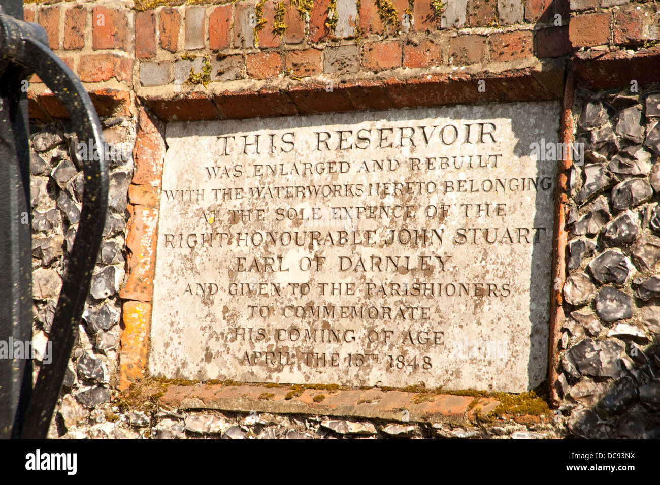 Il vecchio villaggio di pompa acqua e la sua lapide commemorativa a Cobham Kent. Foto Stock