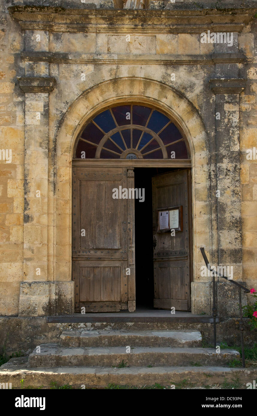 L'ingresso (1820) della Chiesa Saint-Catherine in Limeuil, Dordogne, Francia. Foto Stock