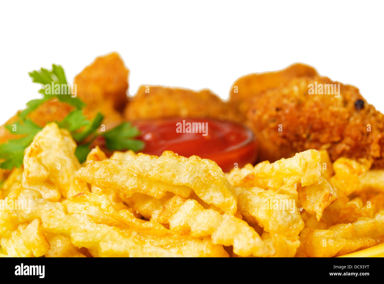 Carni saporite patate fritte in bianco sullo sfondo isolato con salsa di soia e pepite di pollo Foto Stock