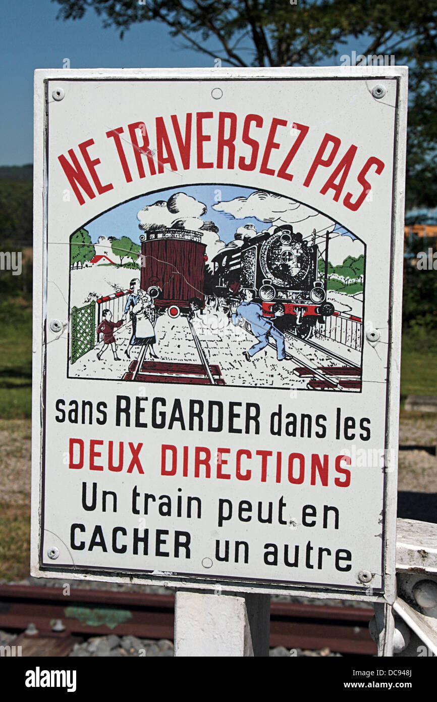 Francia, cartelli di avvertimento a non presidiati di passaggi a livello Foto Stock