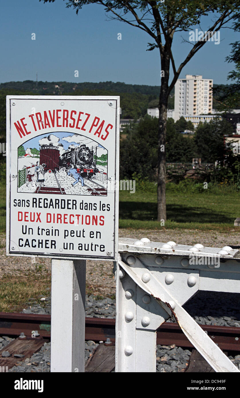 Francia, cartelli di avvertimento a non presidiati di passaggi a livello Foto Stock