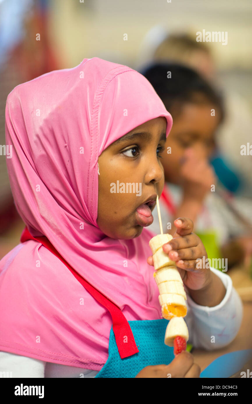 Il St. Pauls scuola materna e centro per l'infanzia, Bristol REGNO UNITO - un alimento sano di classe. Foto Stock