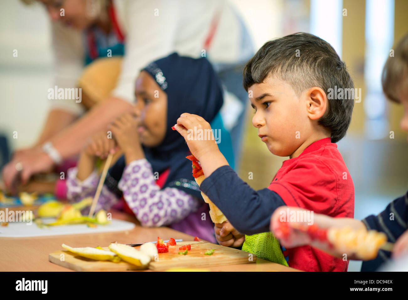 Il St. Pauls scuola materna e centro per l'infanzia, Bristol REGNO UNITO - un alimento sano di classe. Foto Stock
