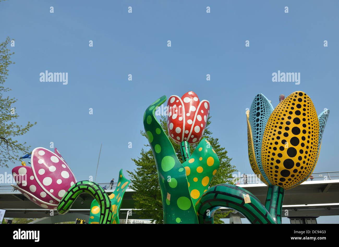 Shangri-La tulipani scultura di Yayoi Kusama accanto a Lille Europe stazione ferroviaria, Lille, Francia Foto Stock