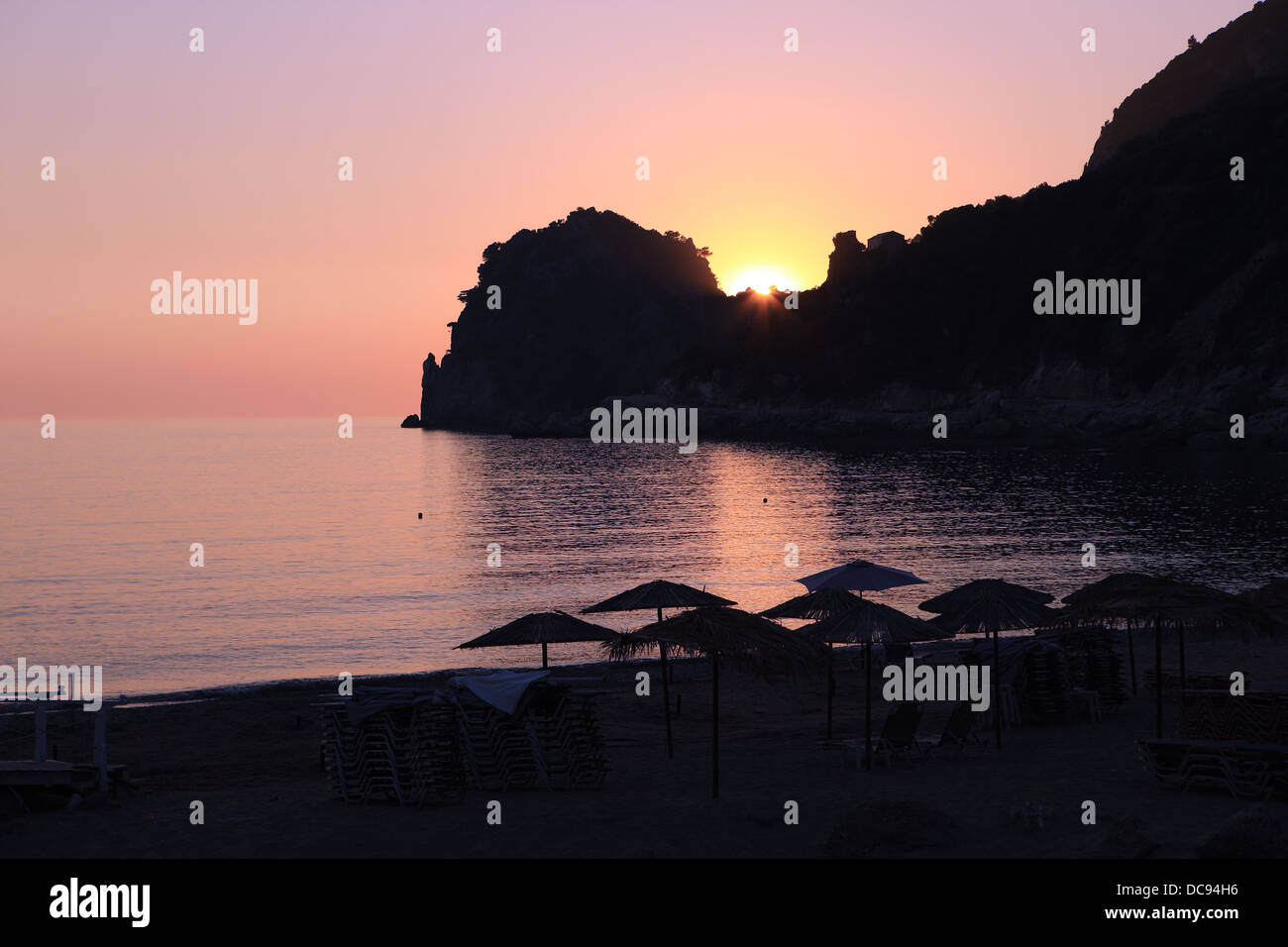 Tramonto a Ermones beach a Corfu Grecia Foto Stock