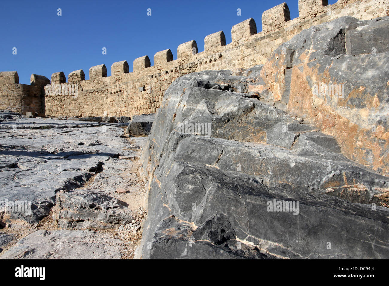 Il basalto sperone di roccia fortificata dai crociati. Acropoli e fort al di sopra di Lindos, Rodi, Grecia. Foto Stock