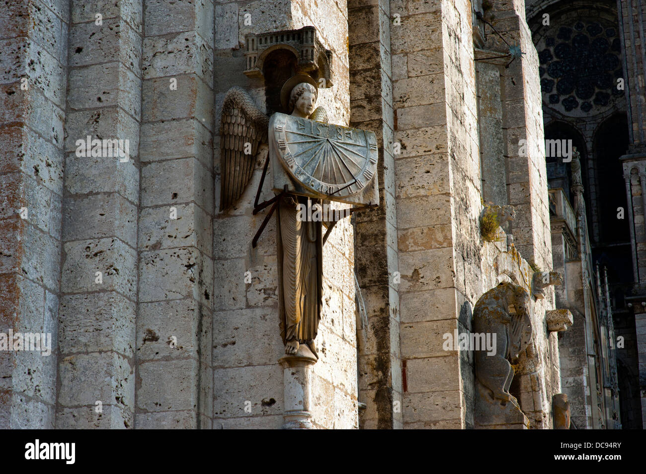 La cattedrale di Chartres, la Valle della Loira, in Francia. Luglio 2013 iniziata nel 1020, la cattedrale romanica fu distrutta nel 1194. Foto Stock