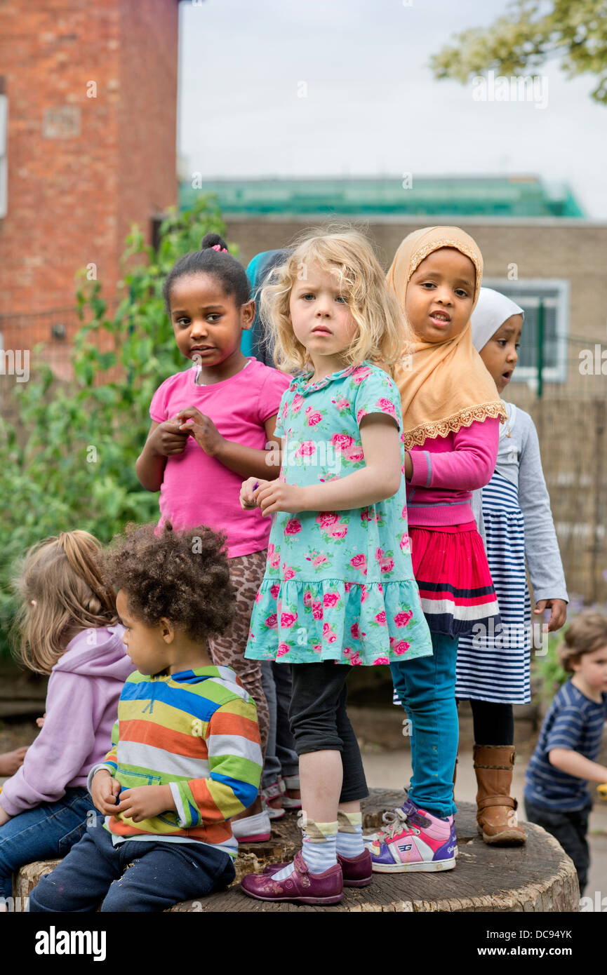 Il St. Pauls scuola materna e centro per l'infanzia, Bristol REGNO UNITO - un culturalmente diversificato gruppo di bambini nel parco giochi. Foto Stock