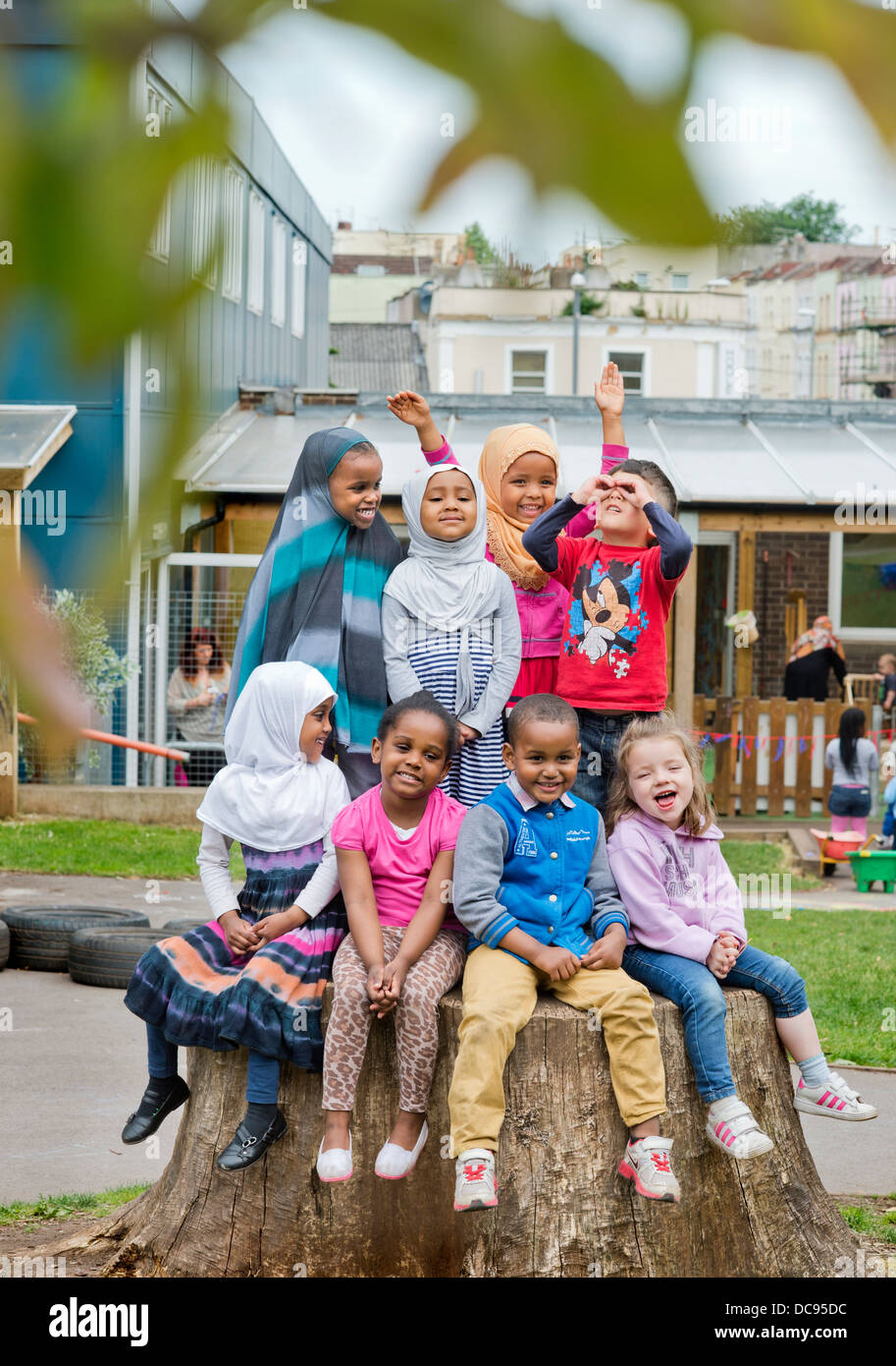 Il St. Pauls scuola materna e centro per l'infanzia, Bristol REGNO UNITO - un culturalmente diversificato gruppo di bambini nel parco giochi. Foto Stock