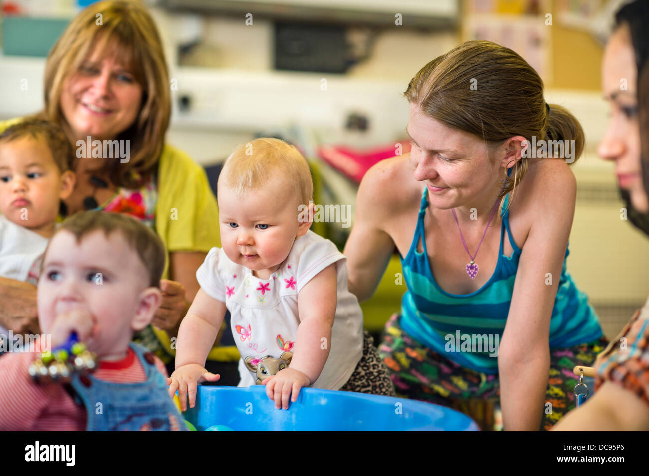 Un bambino a St. Pauls scuola materna e centro per l'infanzia, Bristol REGNO UNITO Foto Stock