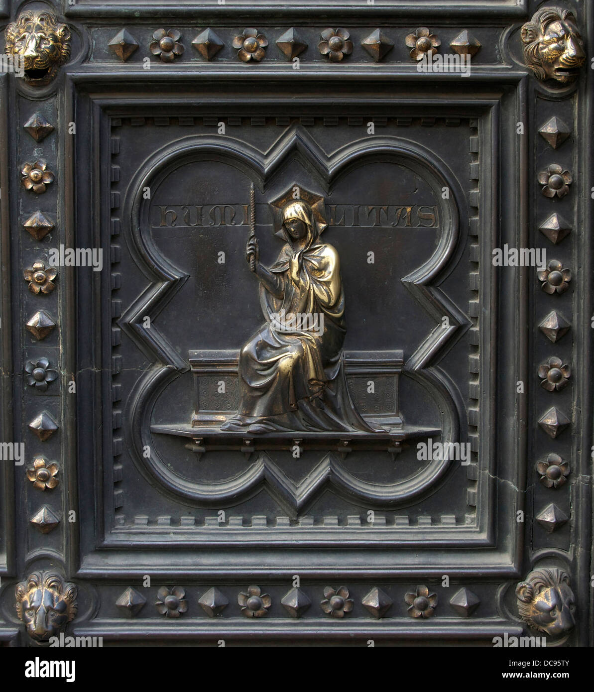 "Umiltà", sul bronzo porta sud (da Andrea Pisano) del Battistero di Firenze, Italia. Foto Stock