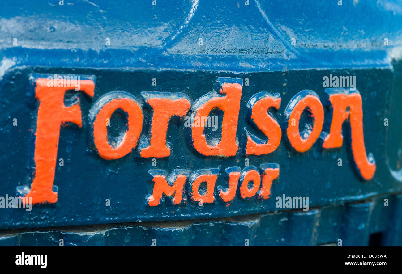 Il logo Fordson dipinta a mano su una vecchia fattoria vintage trattore Foto Stock