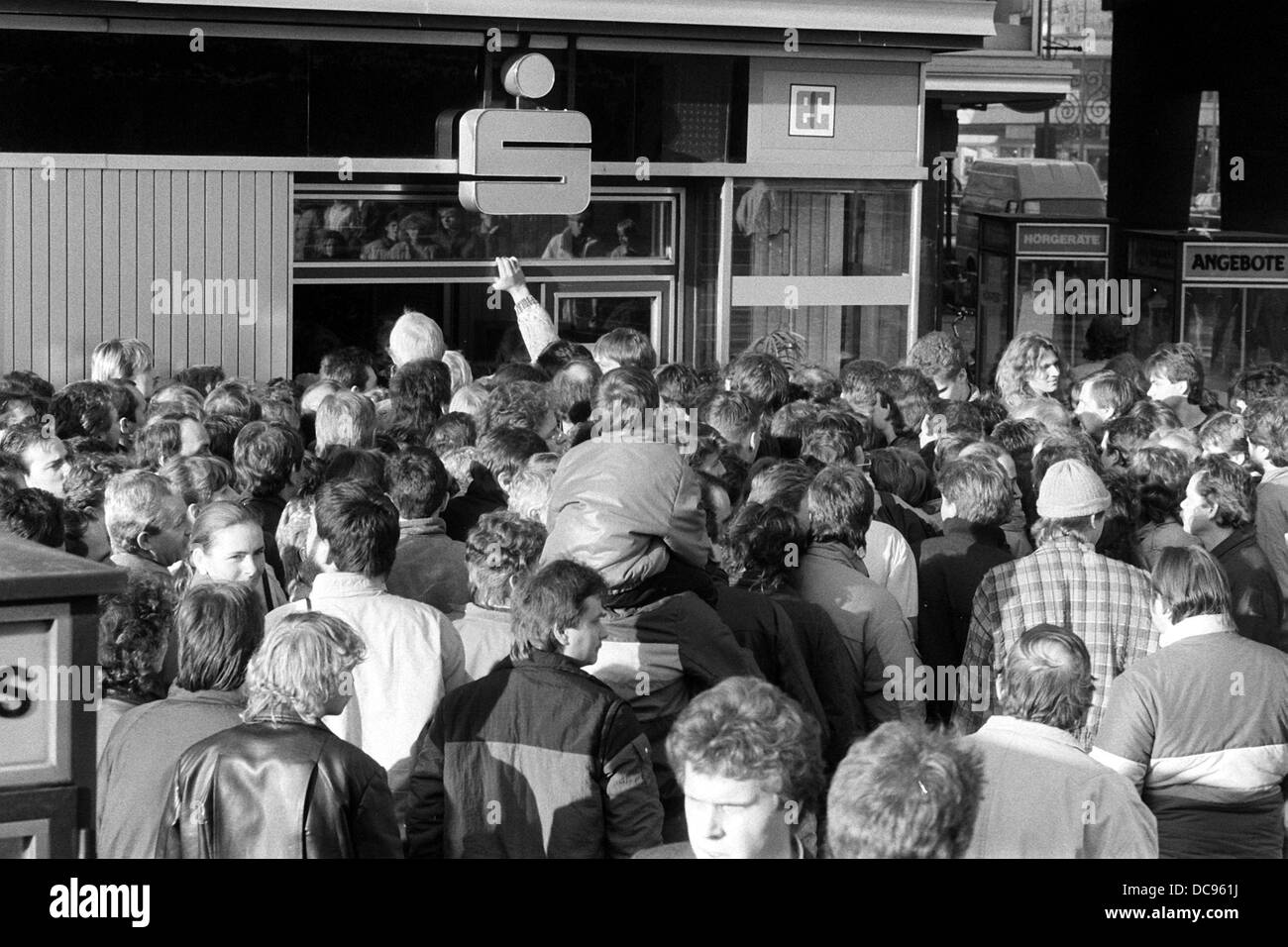 Decine di migliaia di persone a vagare per le strade di Ku'damm avenue a Berlino Ovest, Germania, 10 novembre 1989. Ogni cittadino della RDT era autorizzata a prelevare un cosiddetto 'welcomne soldi' di 100 marchi tedeschi. La caduta del muro si era accidentalmente ha dichiarato in una conferenza stampa il giorno precedente che in conseguenza finale ha portato per la riunificazione delle due Germanie. Foto: Eberhard Kloeppel Foto Stock