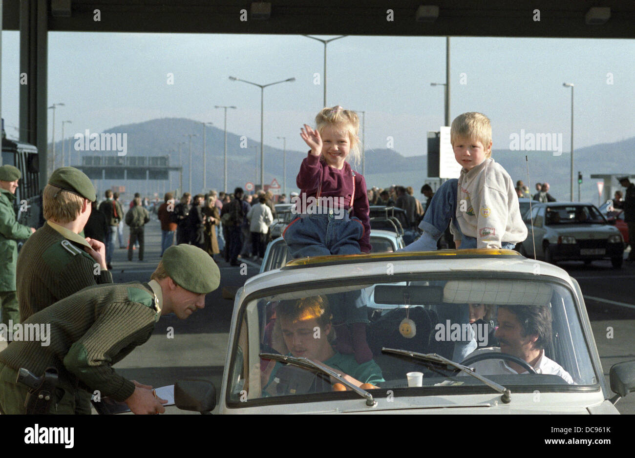 I cittadini della RDT viaggiare a Herleshausen, Germania Ovest, 10 novembre 1989. Foto: Kai-Uwe Waerner Foto Stock