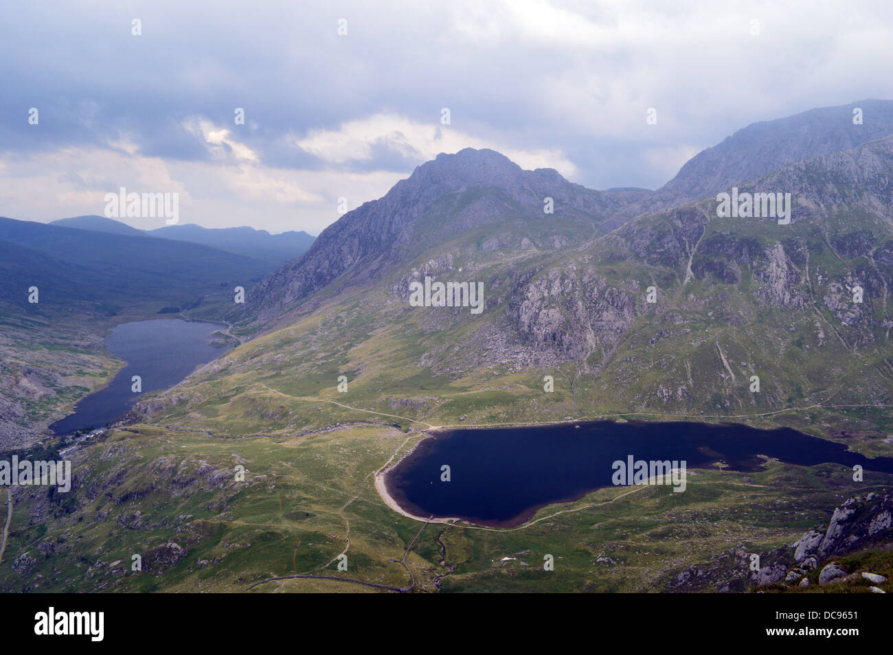 Il Welsh Montagne Tryfan & Il Glyders sopra i laghi di Llyn Idwal & Lyn Ogwen dal sentiero di Y Garn Snowdonia Foto Stock