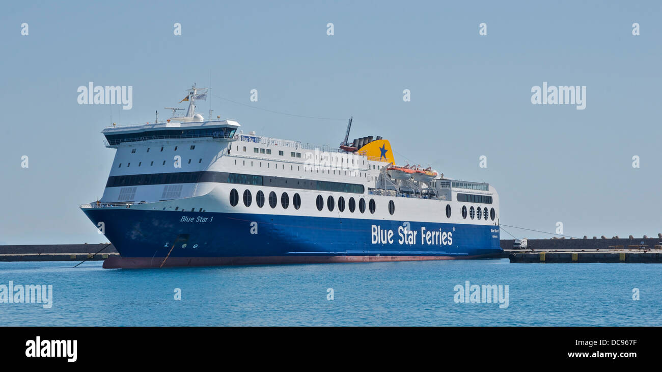 Il Traghetto Blue Star 1, IMO 9197105 nel porto di Rodi, Grecia. Foto Stock