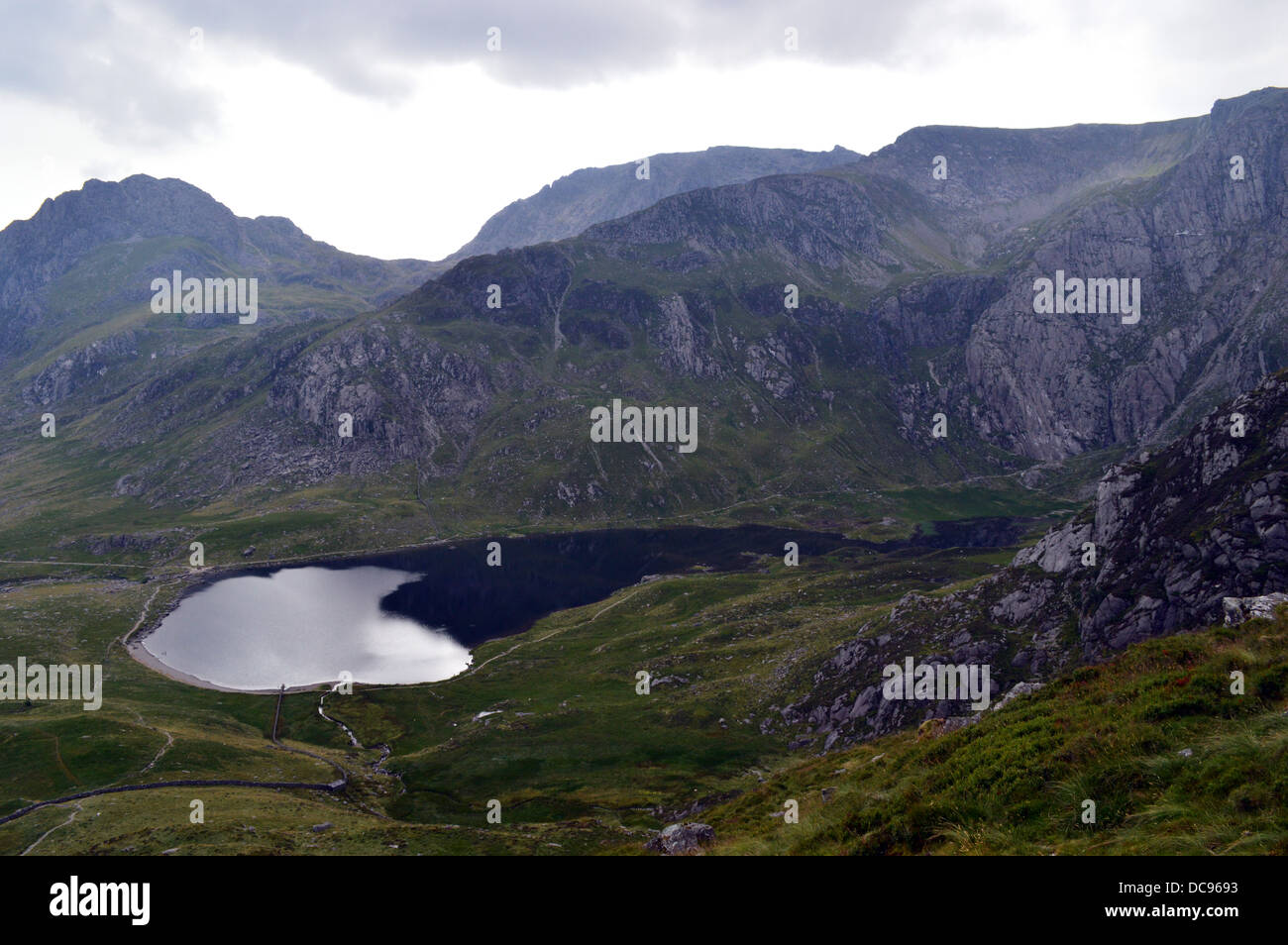 Il Welsh Montagne Tryfan & Il Glyders sopra le acque riflessa di Llyn Idwal dal sentiero di Y Garn Snowdonia Foto Stock
