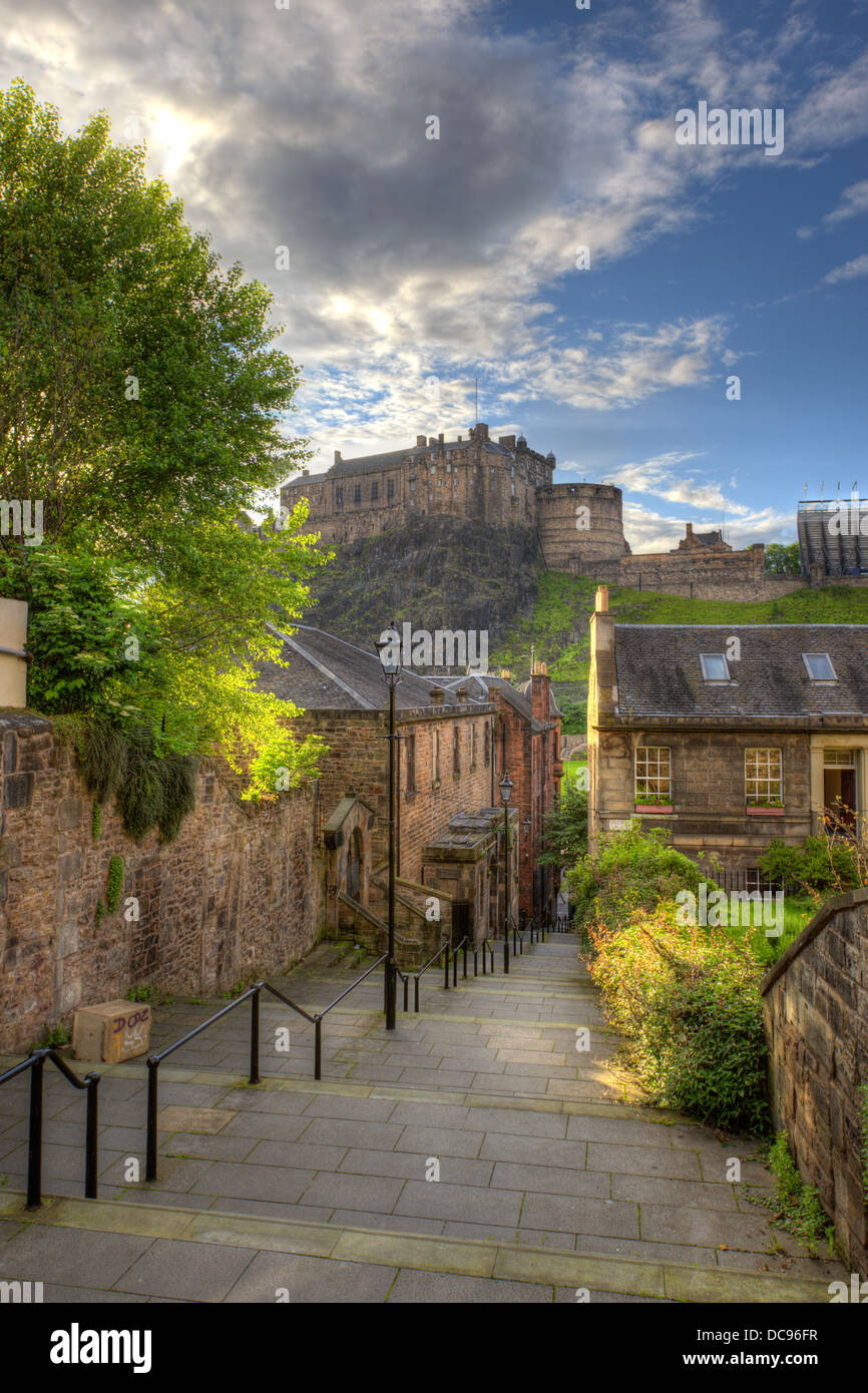 Vista sul Castello di Edimburgo dal Heriot Place, Edimburgo, Scozia, Regno Unito Foto Stock