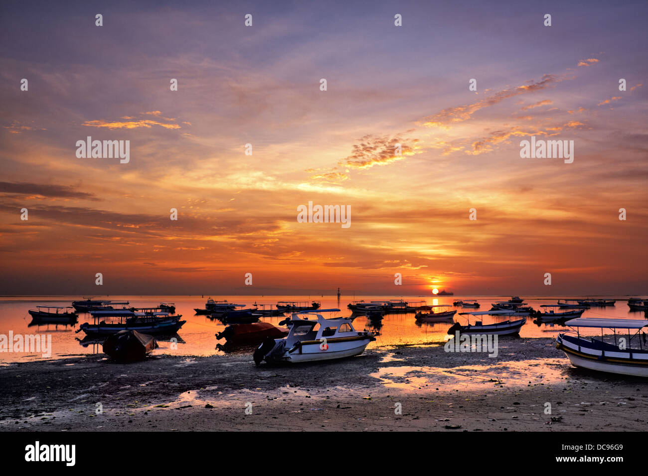 Alba sulle barche da pesca in Tanjung Benoa Bali, Indonesia Foto Stock