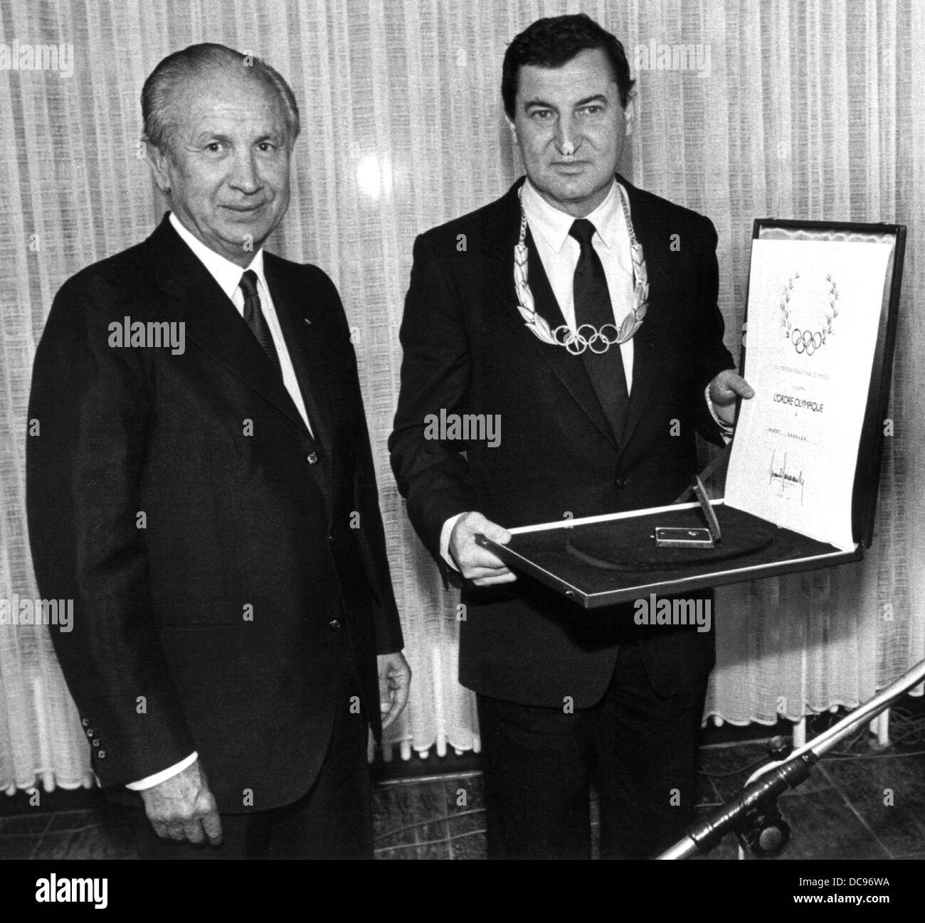 Presidente di Adidas Horst Dassler (r) riceve l'ordine olimpico dal presidente del CIO Juan Antonio Samaranch (l) il 20 di ottobre del 1984. Foto Stock