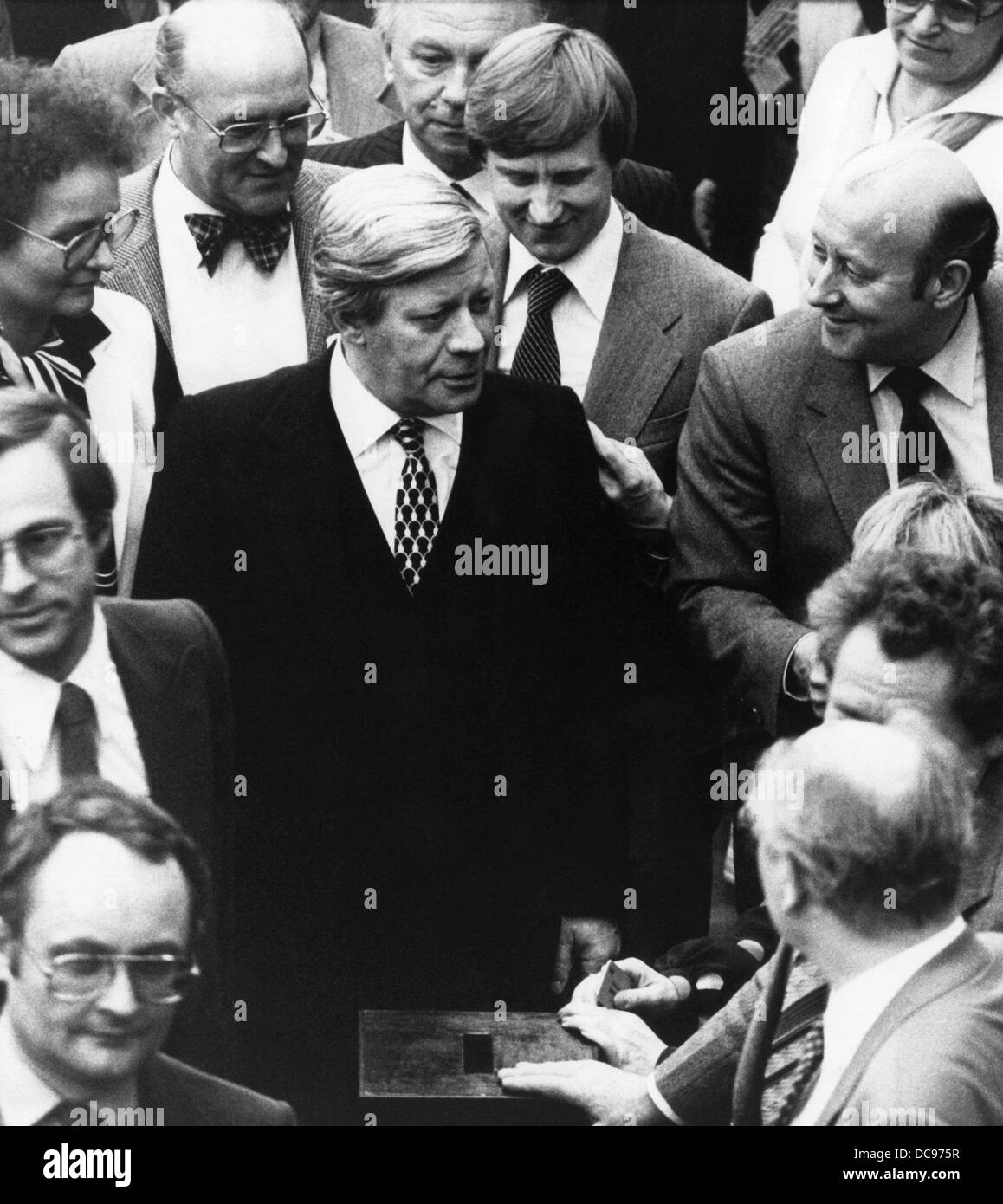 Il cancelliere tedesco Helmut Schmidt è circondato dai membri della fazione SPD nel Bundestag il 23 di Aprile di 1980. Egli ha aperto un dibattito circa la raccomandazione di boicottare i Giochi olimpici di Mosca nel 1980. Foto Stock