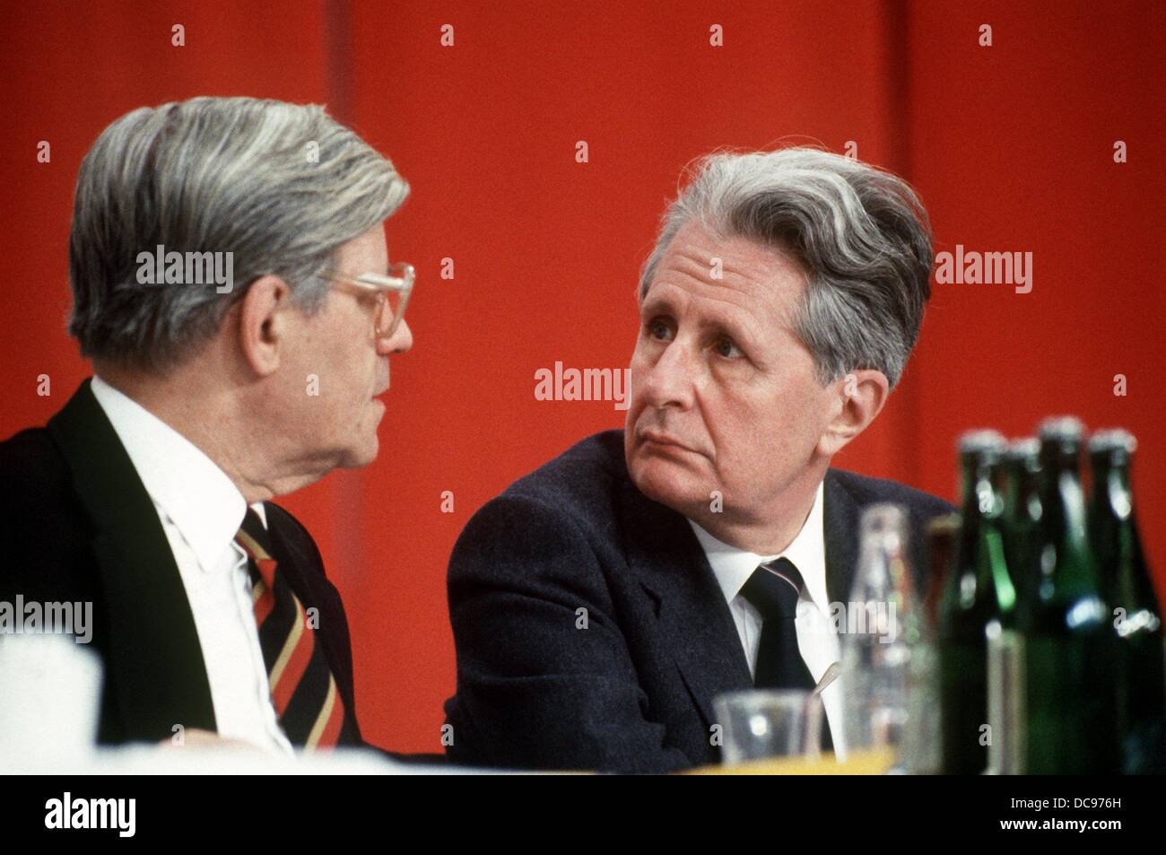 SPD candidato Hans-Jochen Vogel (r) e Helmut Schmidt (l) a parlare tra di loro al congresso SPD di Kiel il xix di novembre nel 1982. Foto Stock