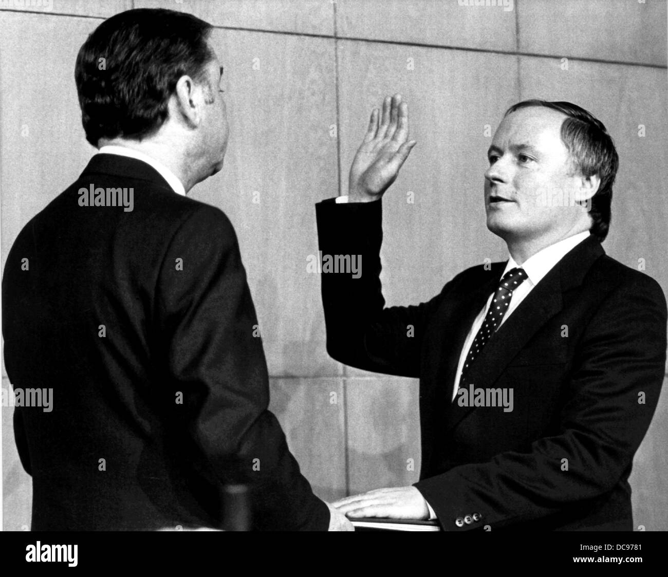 Il candidato SPD Oskar Lafontaine(r) è prestato giuramento come nuovo ministro presidente del Saarland il 9 di Aprile di 1985. Foto Stock