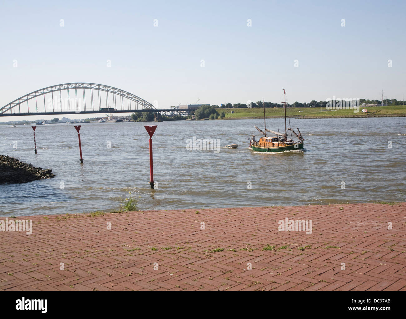 Grote birra ponte che attraversa il fiume Maas Ablasserdam Rotterdam Paesi Bassi Foto Stock
