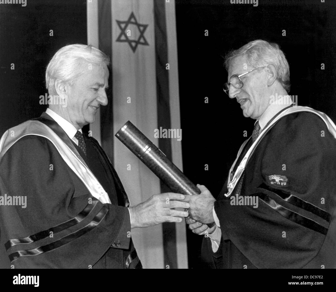 Il presidente tedesco Richard von Weizsäcker (l) riceve la laurea honoris causa la laurea del Weizmann institut dal Professor Michael sieri (r) il 11 di ottobre del 1985. Il presidente tedesco alloggiato in Israele per una visita di Stato dal 8 all'11 di ottobre del 1985. È stata la prima visita di un presidente della Repubblica federale tedesca in stato ebraico. Foto Stock