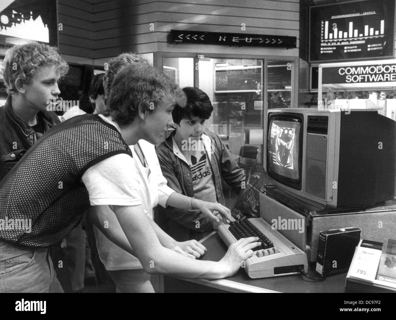 Gli adolescenti giocare su un computer in un centro commerciale per lo shopping a Norimberga il 8 di Maggio di 1984. Foto Stock