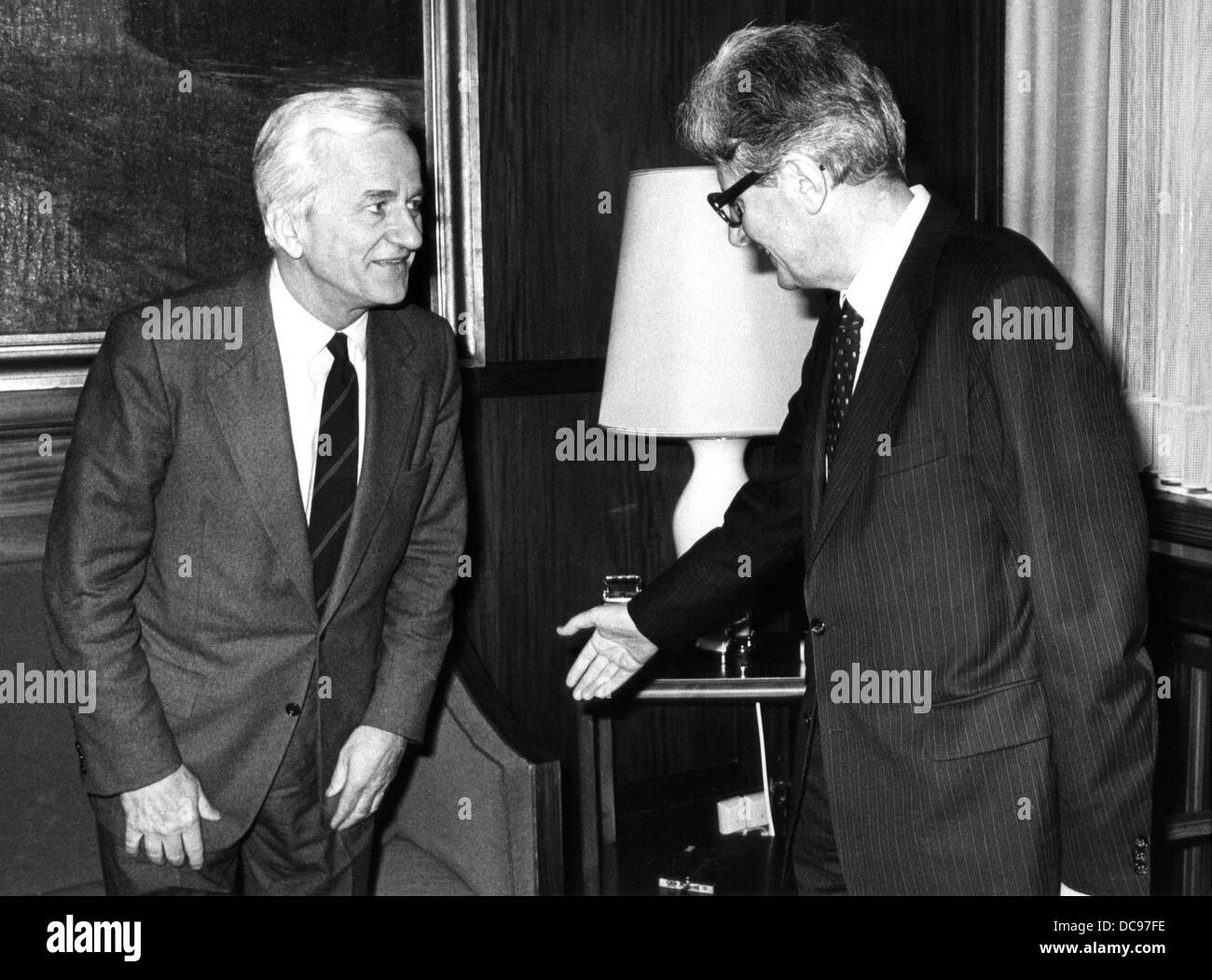Che disciplinano il sindaco di Berlino Hans-Jochen Vogel (r) riceve CDU politico Richard von Weizsäcker per esteso i colloqui per la XIII di febbraio nel 1981 a Berlino. Foto Stock