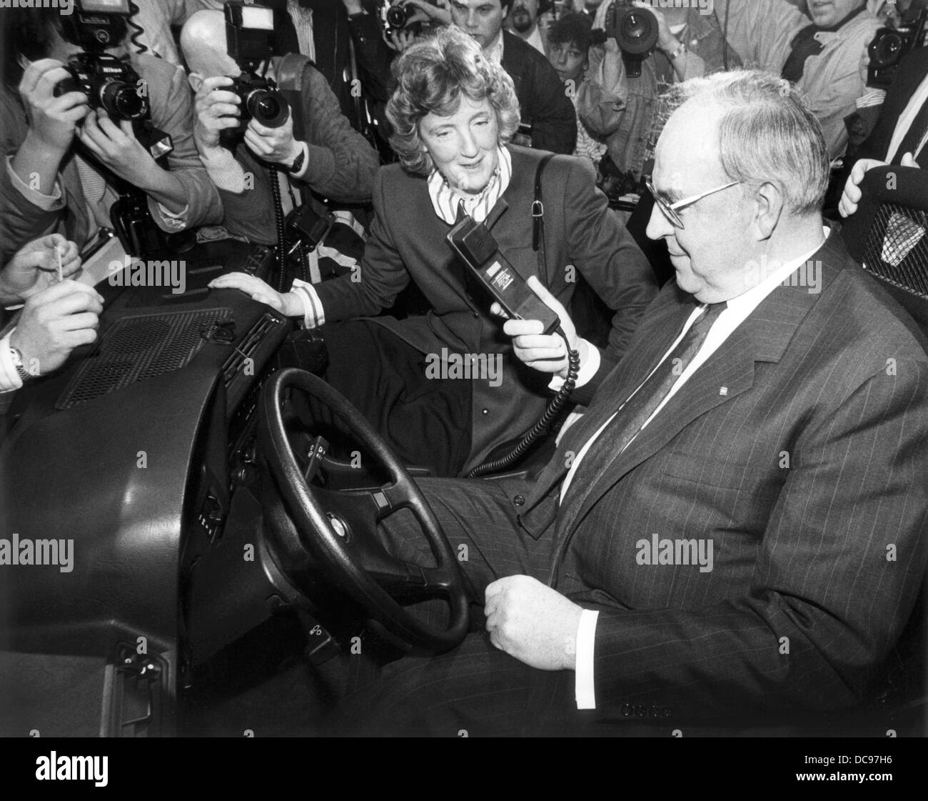 Circondato dai fotografi, il cancelliere tedesco Helmut Kohl (r) prove di un pratico telefono auto sul computer internazionale expo CeBIT di Hannover del 8 marzo del 1989. Accanto a lui Minsiter finanziario del Land della Bassa Sassonia e la presidentessa della fiera supervisory board Birgit Breuel (m). Foto Stock