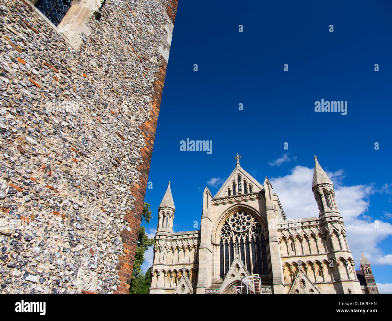 St Albans Cathedral in Hertfordshire, Inghilterra- gatehouse e Grimthorpe della facciata ovest 2 Foto Stock