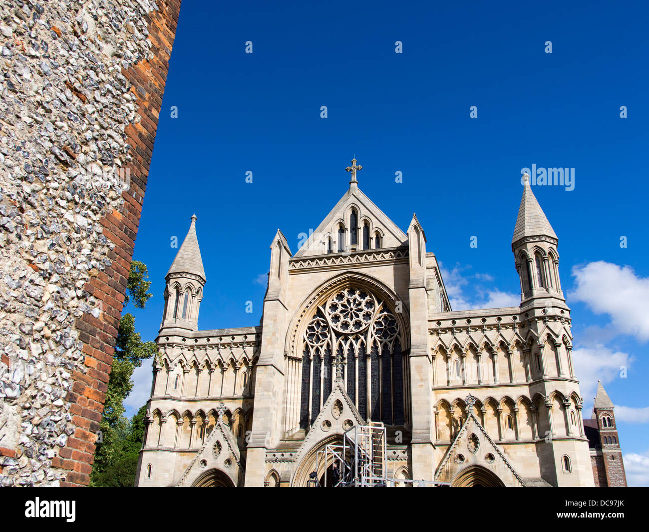 St Albans Cathedral in Hertfordshire, Inghilterra - gatehouse e Grimthorpe della facciata ovest 1 Foto Stock