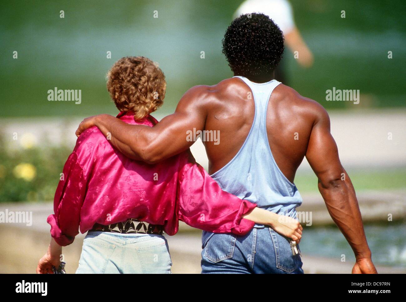 Un muscolare di uomo di colore e la sua ragazza andare a fare una passeggiata a Stoccarda, fotografato il 1 agosto del 1986. Foto Stock