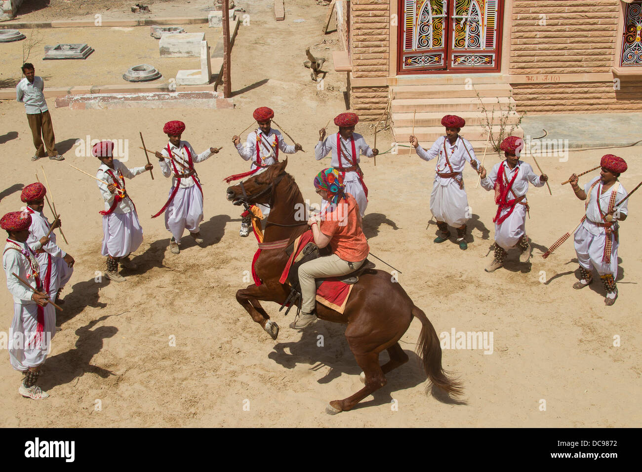 Marwari Horse ballerini locali durante le prestazioni di allevamento stallone di castagno Foto Stock