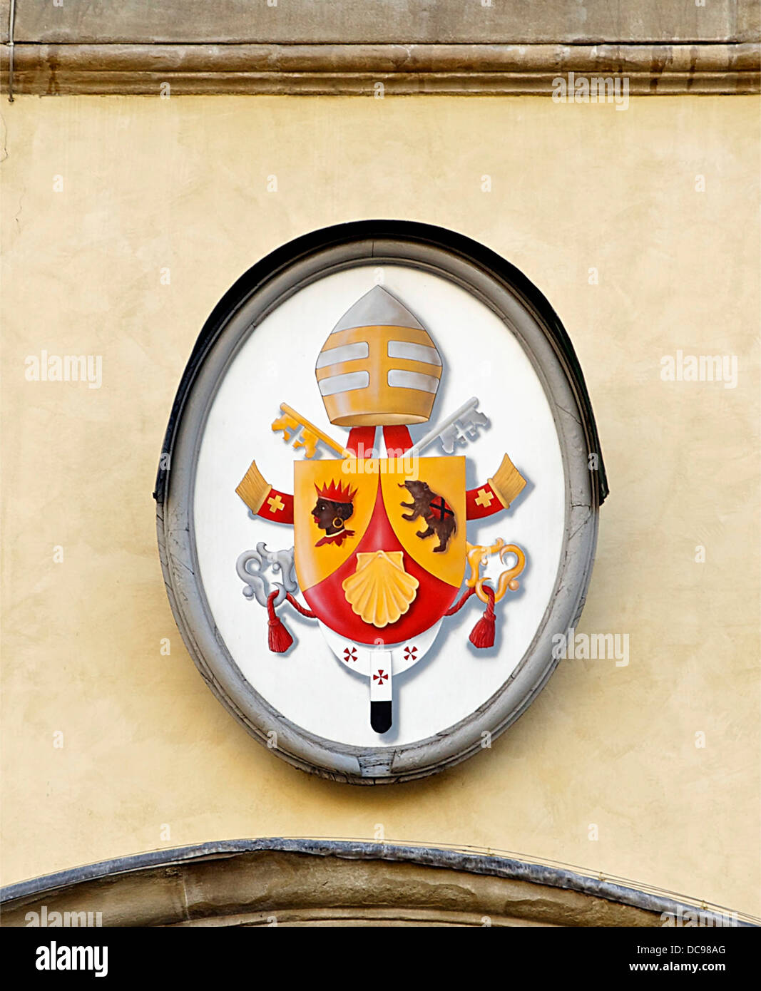 Lo stemma di Papa Benedetto XVI di fronte al palazzo arcivescovile di Firenze, Italia. Foto Stock