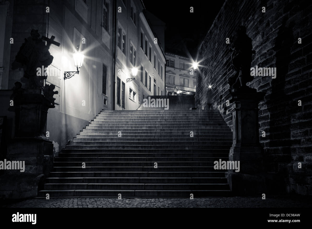 Misteriosa scala stretta con lanterne di Praga di notte Foto Stock