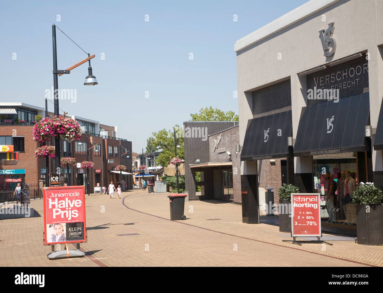 Quasi deserte shopping street tempo caldo Sliedrecht Paesi Bassi Foto Stock