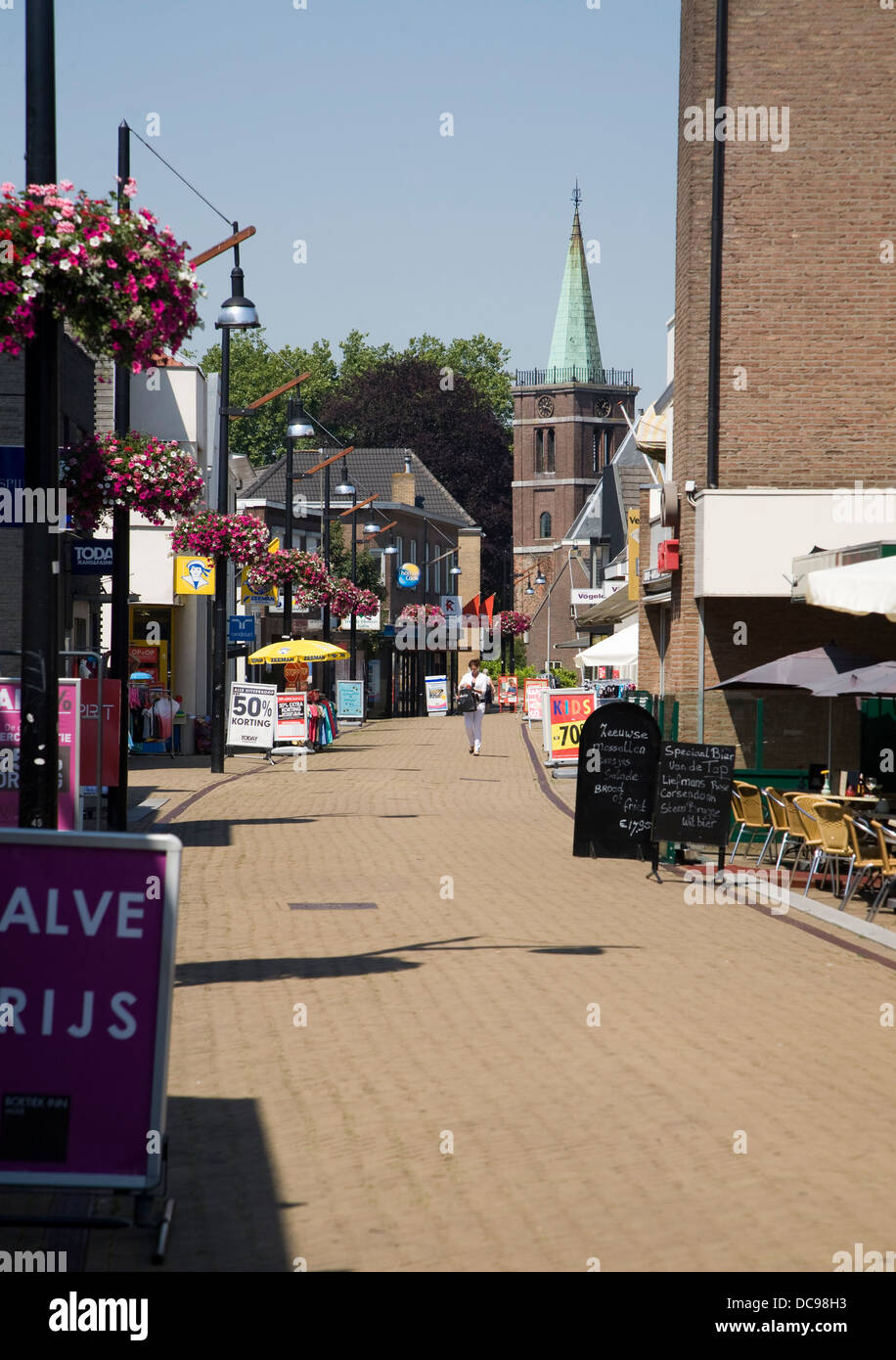 Quasi deserte shopping street tempo caldo Sliedrecht Paesi Bassi Foto Stock